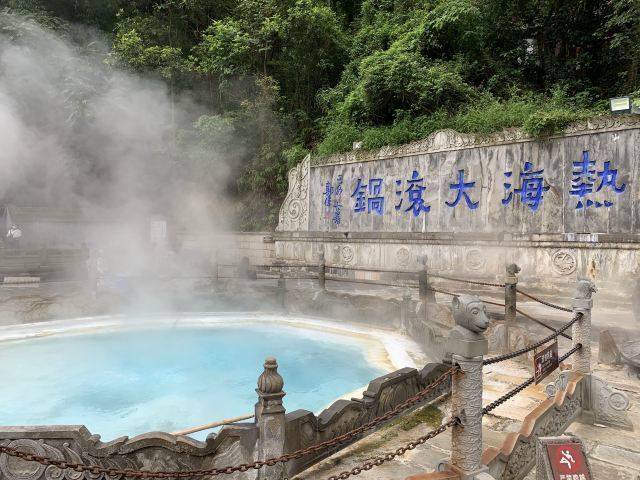 大理古城围巾穿搭指南：文艺范与实用性的完美结合