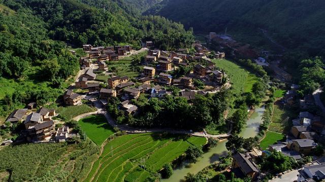 夏日避暑胜地大比拼：丽江清凉行VS三亚阳光浴