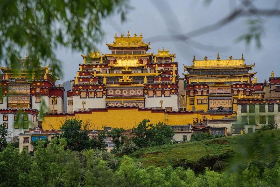 雨季香格里拉别样风情 雨天游玩全攻略