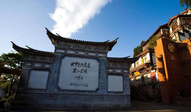 春日罗平油菜花海绽放 金色波浪席卷云贵高原