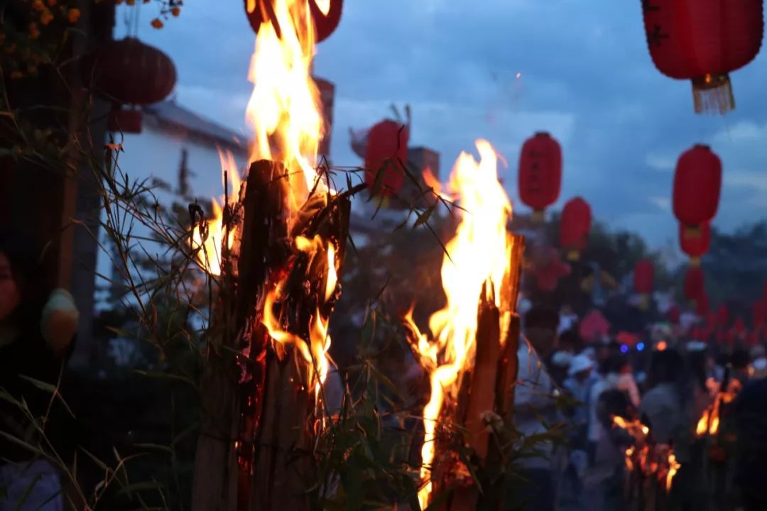 行走在丽江古城的背景音乐里