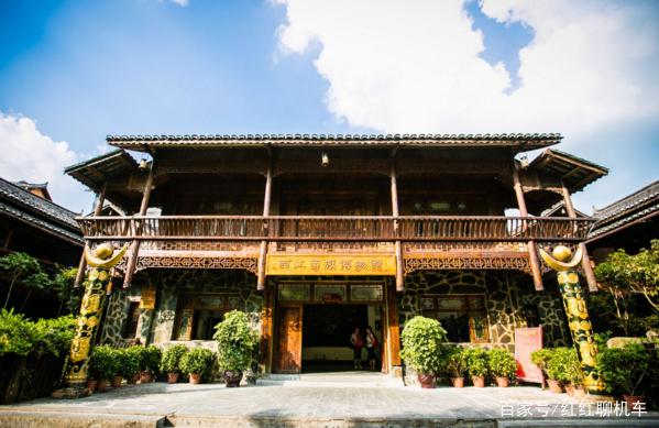 漫步丽江古城石板路，带老人感受慢时光
