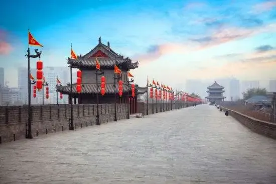 西安古城墙与云南洱海，两种旅行体验的碰撞