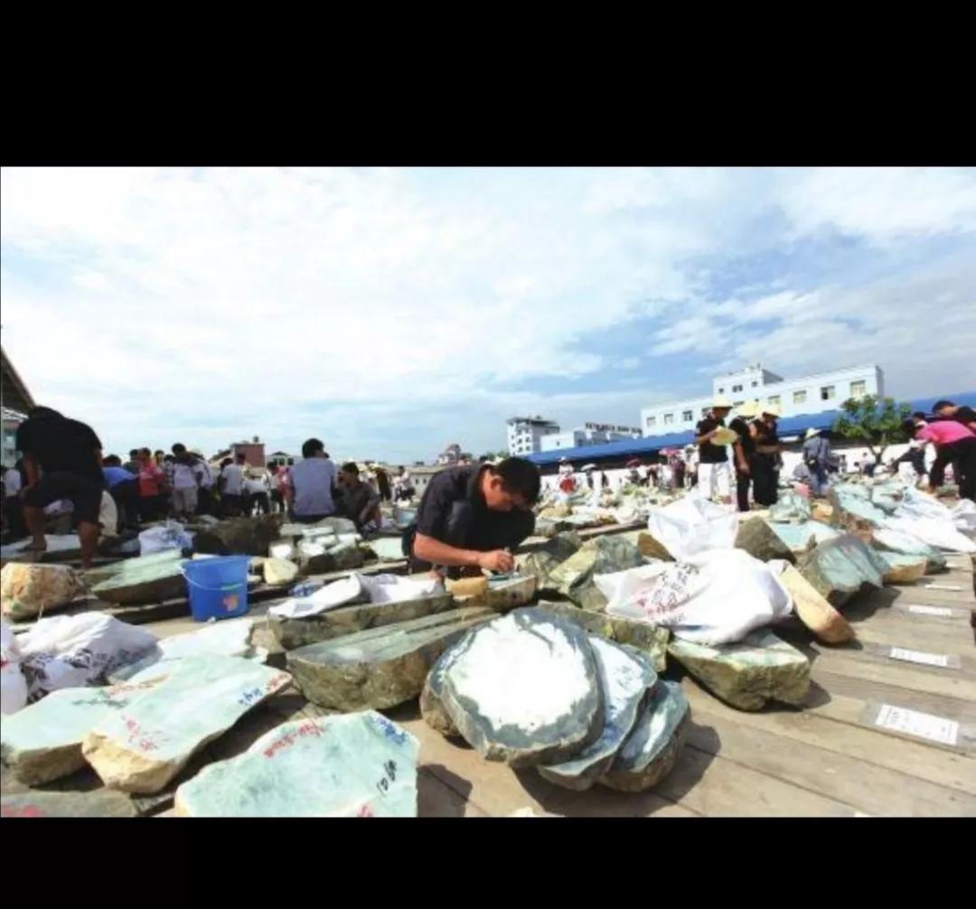 瑞丽赌石记，一场翡翠与冒险交织的旅程