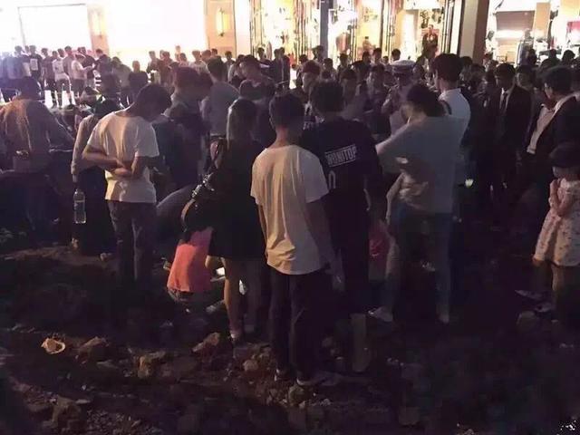 腾冲山间寻宝记，翡翠原石挖到手软