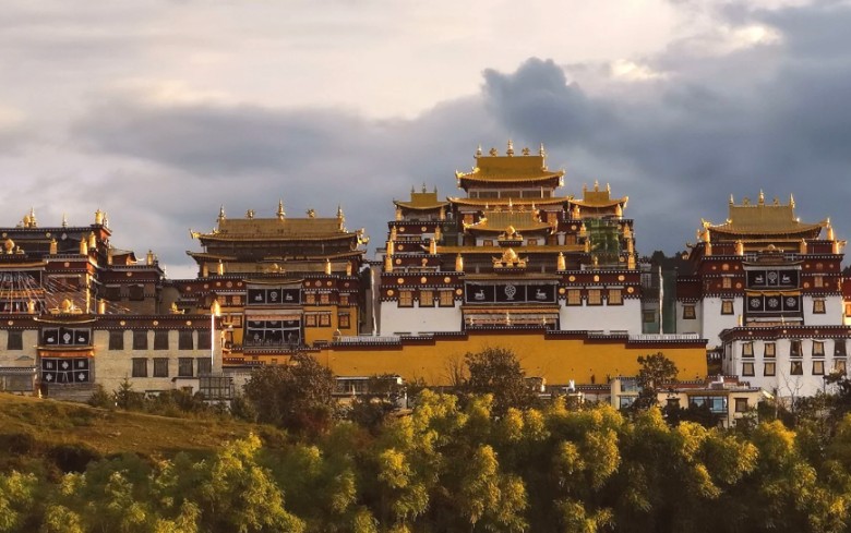 香格里拉松赞林寺：高原上的金色佛国，揭秘藏传佛教文化之旅