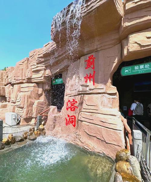 怒江大峡谷徒步新路线：探秘傈僳族古村落与悬崖梯田