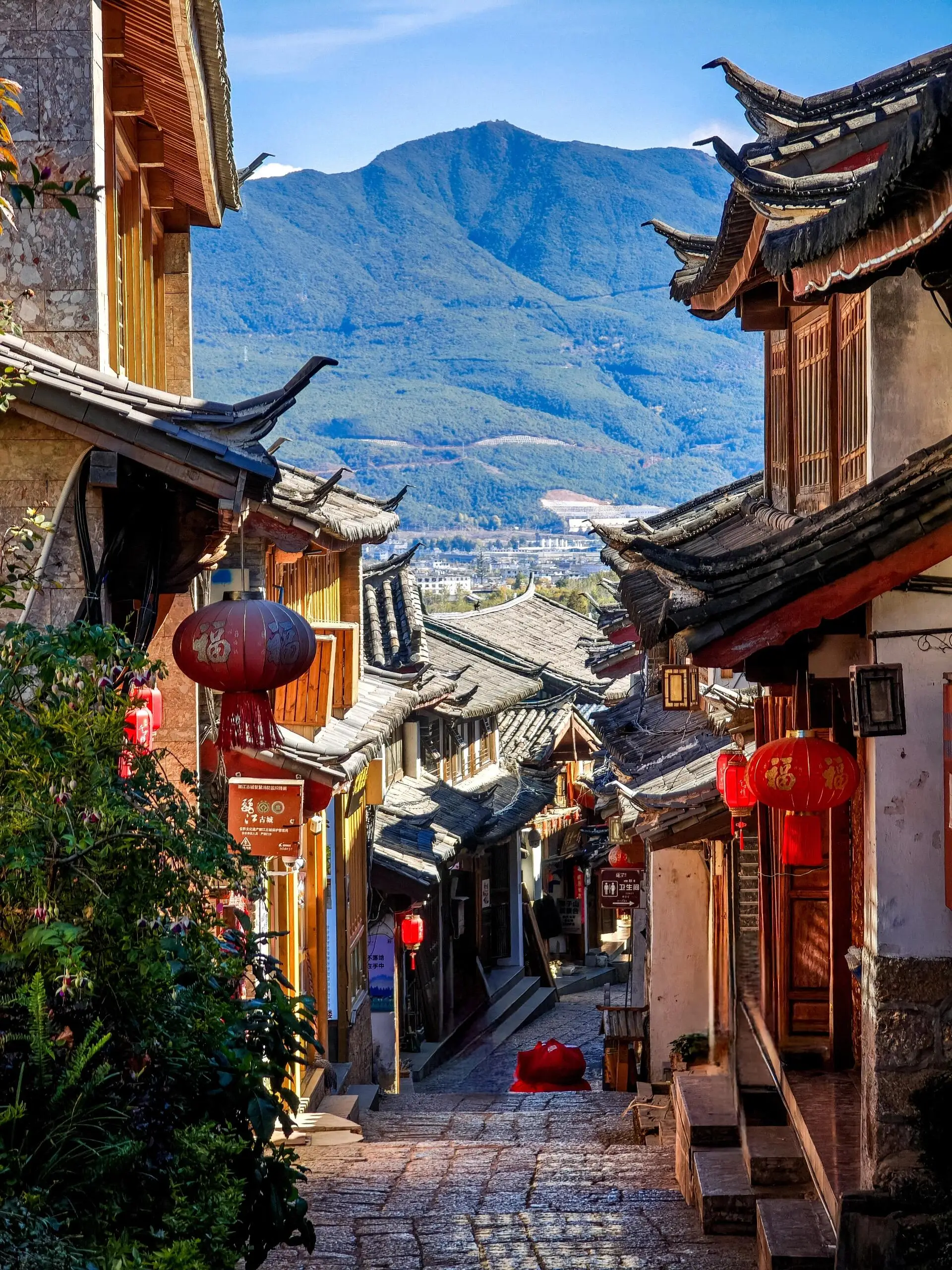 丽江古城夜游新体验：纳西古乐与星空酒吧的浪漫交织